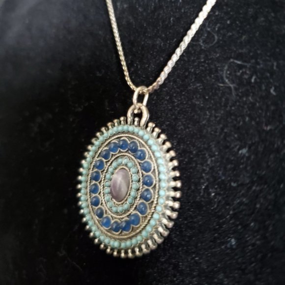 ~ Vintage Pendant on Silver tone chain - Picture 4 of 5